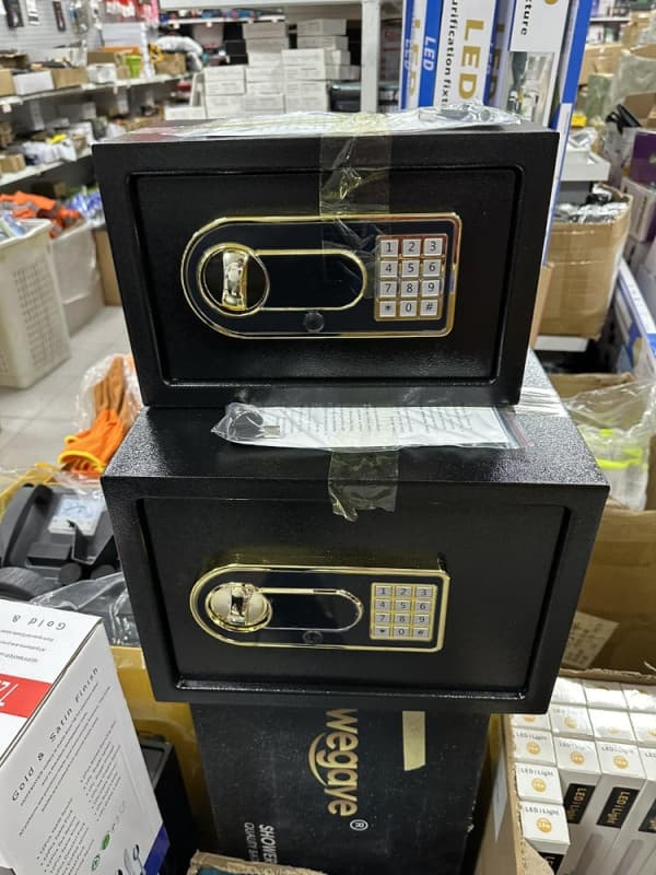 Sef za novac oruzje ukrasni 320x250