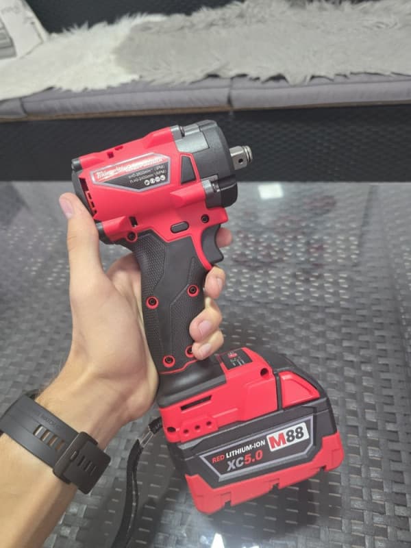 Milwaukee 4u1 Aku Set M88 – Brusilica, Bušilica, Udarni Odvijač i Hiltovka + 4 Baterije 5