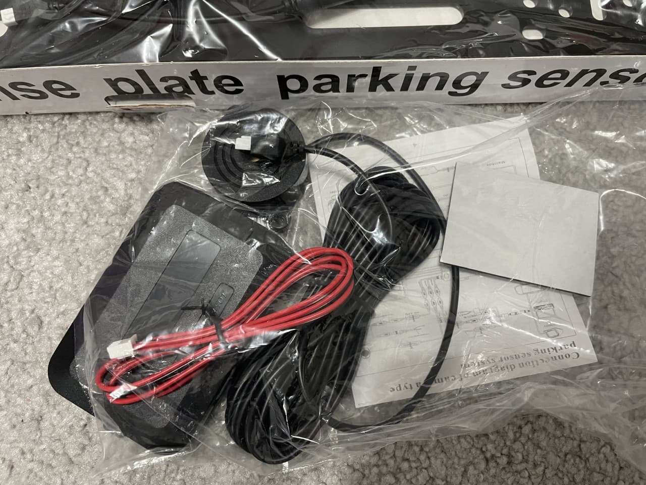 AUTO KAMERA RIKVERC + PARKING SENZORI U OKVIRU TABLICE