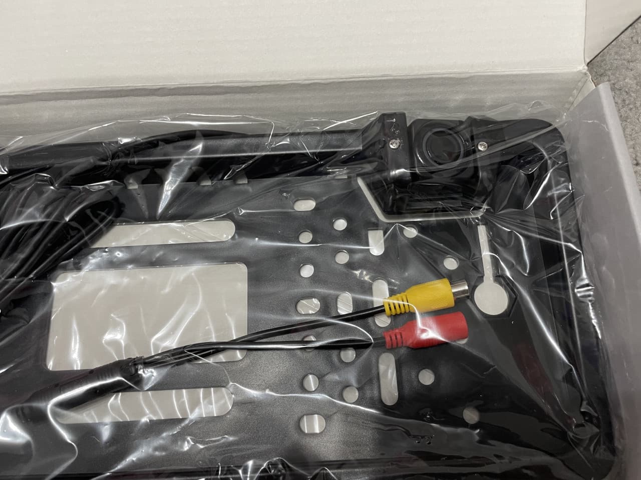 AUTO KAMERA RIKVERC + PARKING SENZORI U OKVIRU TABLICE 4