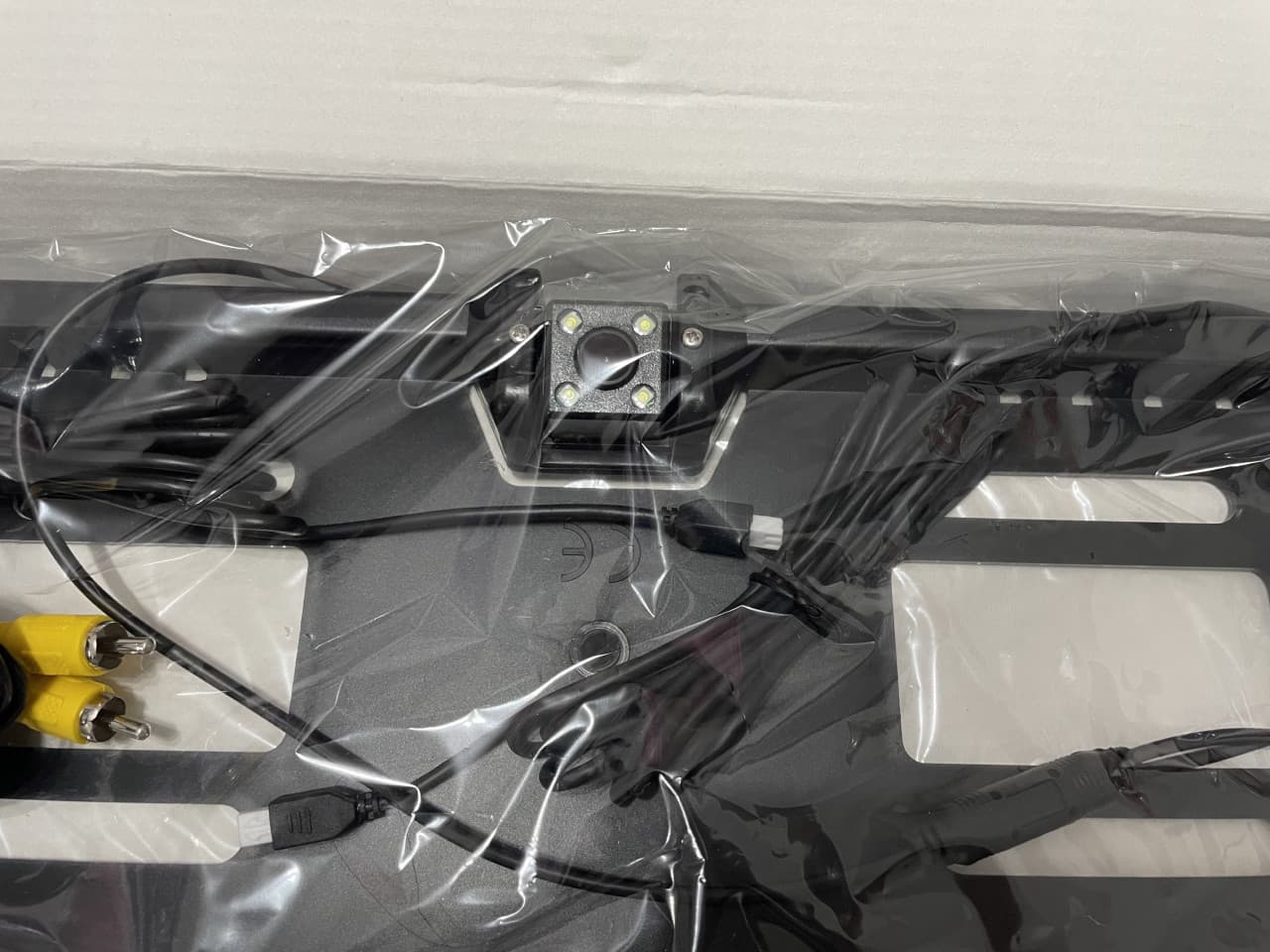 AUTO KAMERA RIKVERC + PARKING SENZORI U OKVIRU TABLICE 5