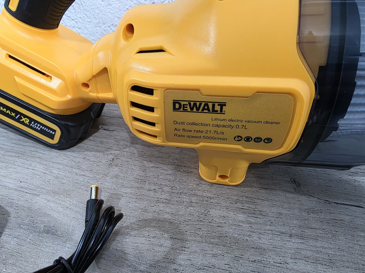 AKU DeWALT ŠTAPNI USISIVAČ 500W 2